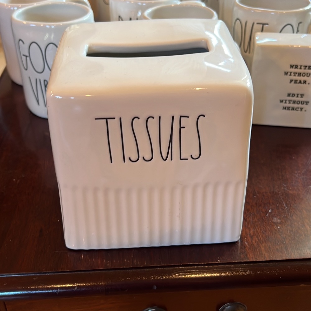 Rae Dunn tissue holder